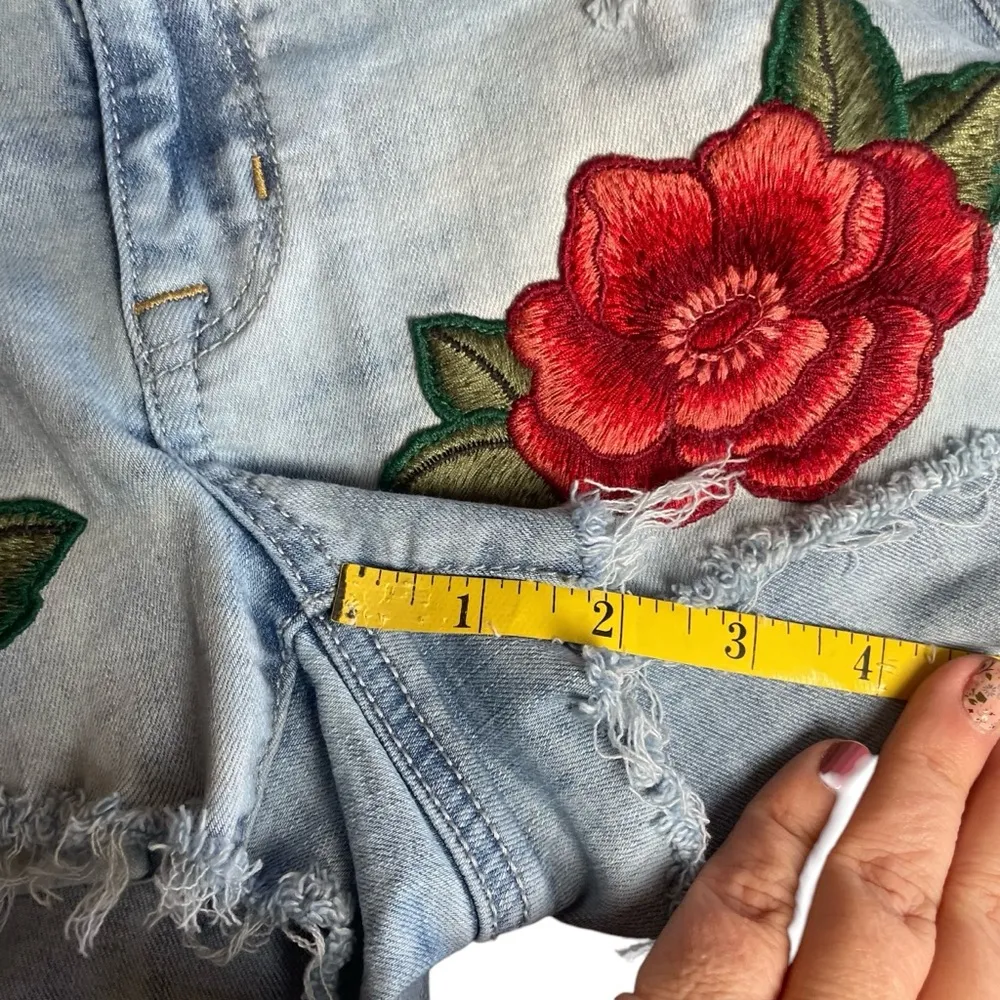 American Eagle Super Stretch Hi Rise Shortie Embroidered Flower Jean‎ Shorts 4 - Image 8