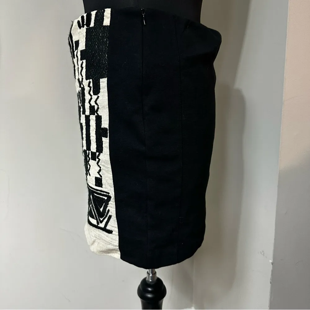 Zara W&B Collection Black & White Aztec Print Mini Skirt in Size Large - Image 4