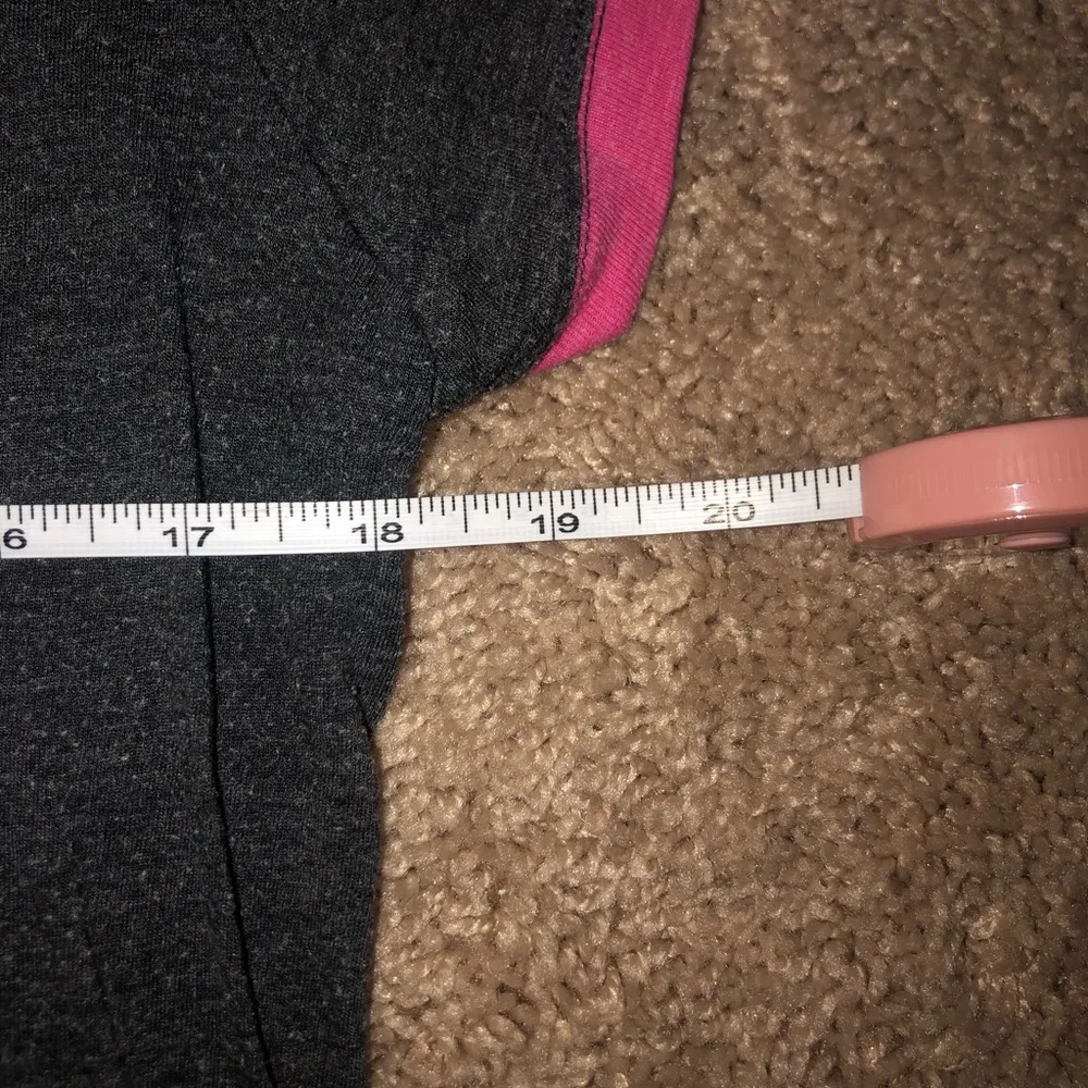 Old Navy Grey and Pink Short Sleeve Top - Image 4