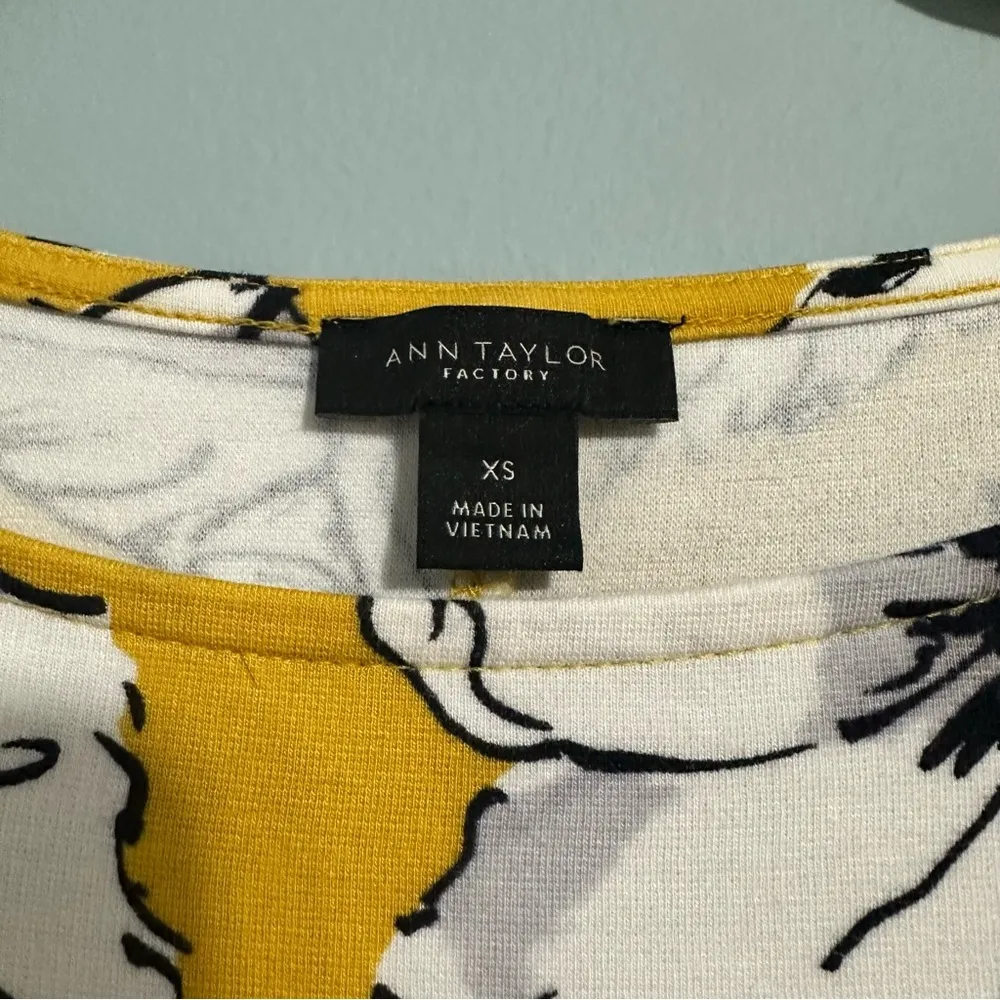 🦋 Ann Taylor Floral Crewneck Blouse XS Yellow - Image 6