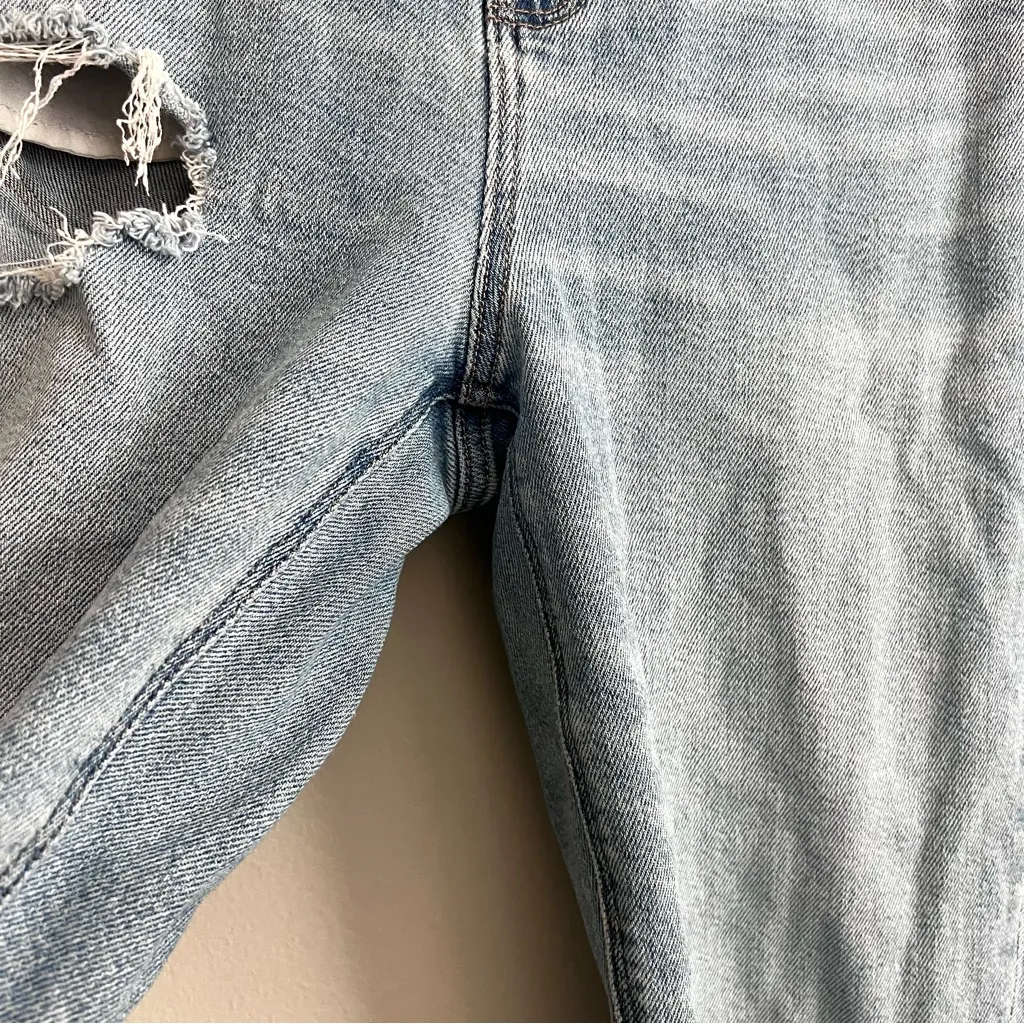 American Eagle Stretch Ripped Mom Jeans Destroyed Light Wash Size 8 Short - Image 10