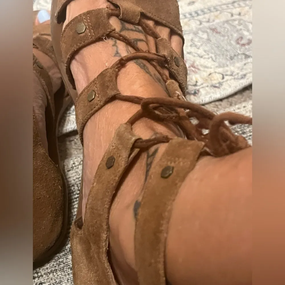 ONE of kind Hippie brown, suede sandals sz 8 fits 9 - Image 4