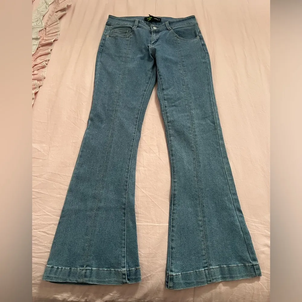 Forever 21 COPY -  star flared jeans - Image 3