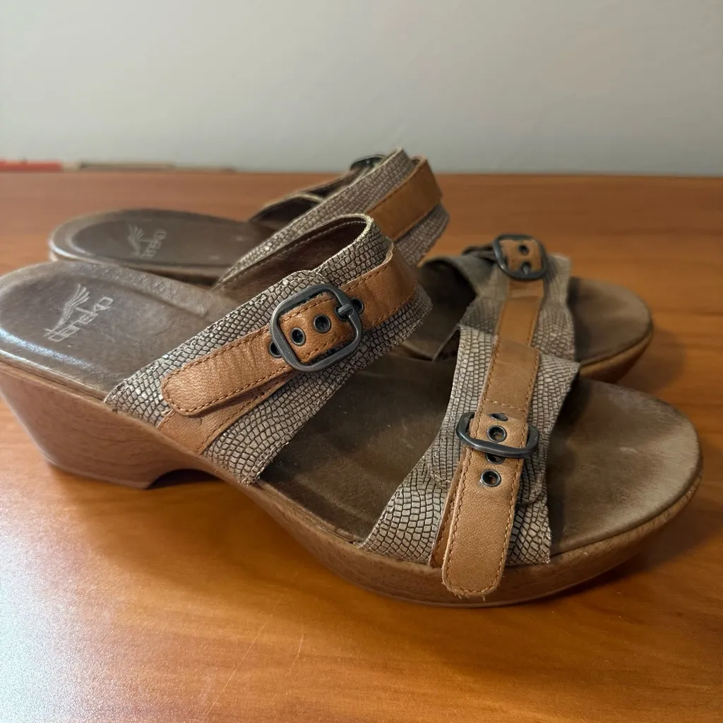 Dansko Jessie‎ Sand Lizard Wedge Sandals Double Strap Buckle 9700032279 Size 40 - Image 6