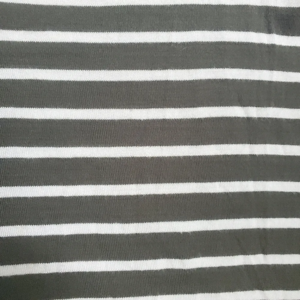 Green and white tshirt dress longer on sides size small, very soft vneck - Image 5