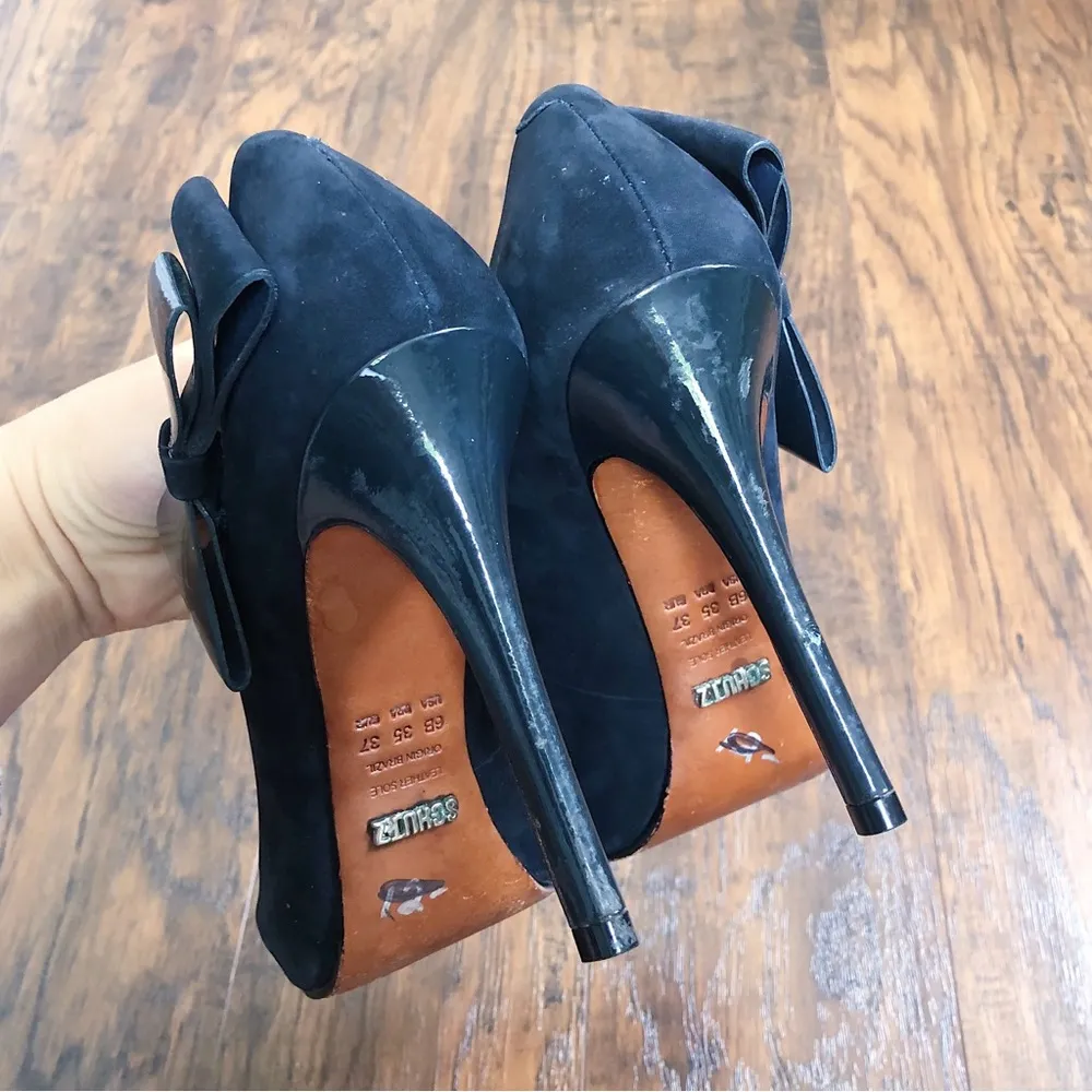 SCHUTZ • peep toe platform pumps black suede patent bow retro twee - Image 8