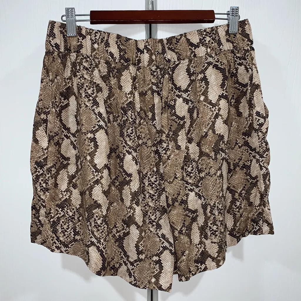 NWT H&M snakeskin shorts - Image 4