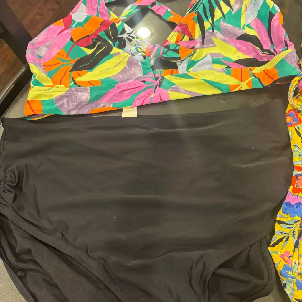 Multicolor Bikini Set with Black Bottoms and coverup dress - Image 2