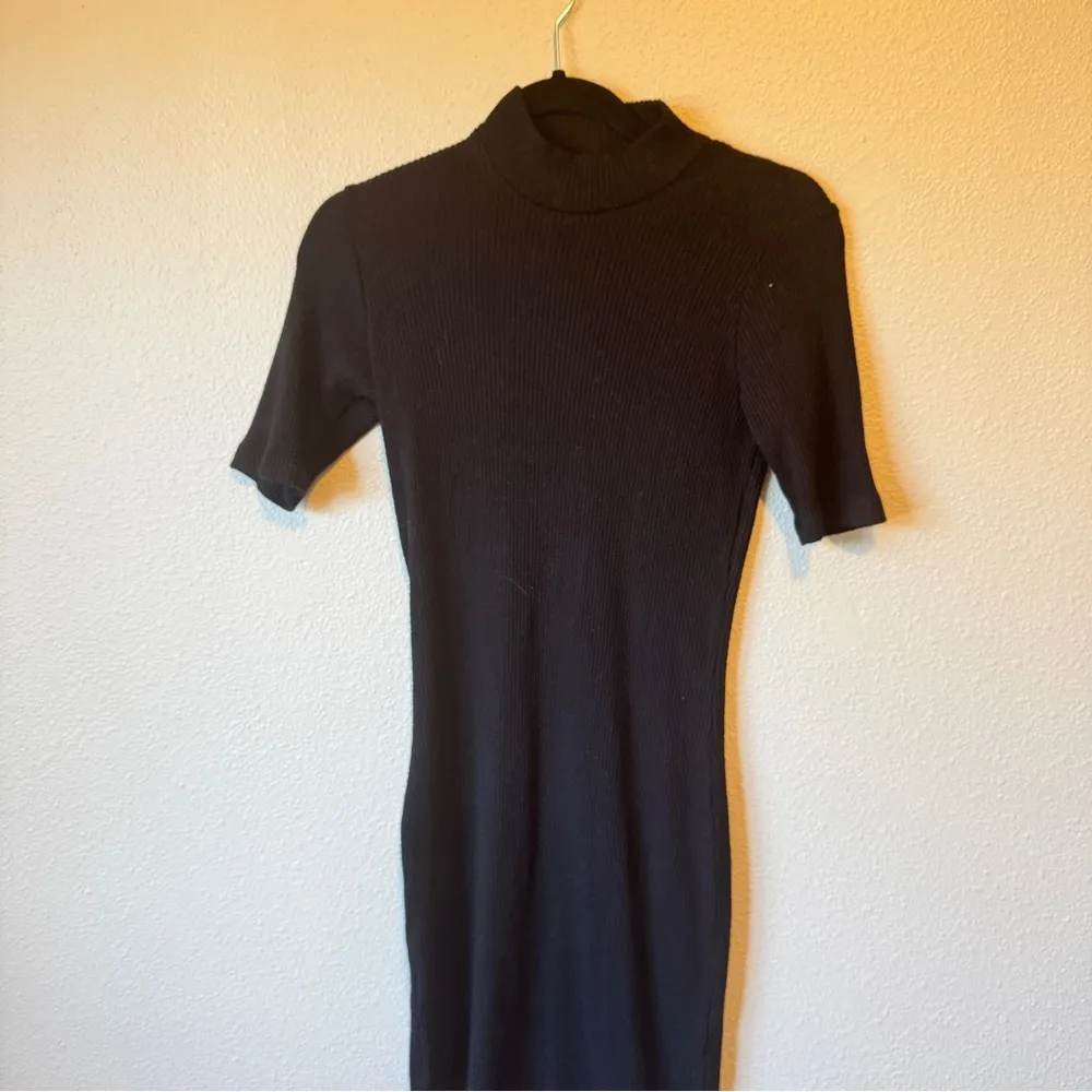 Monrow Black Ribbed Short Sleeve Sweater Dress Womens M Mini Open Back Casual Size M - Image 4