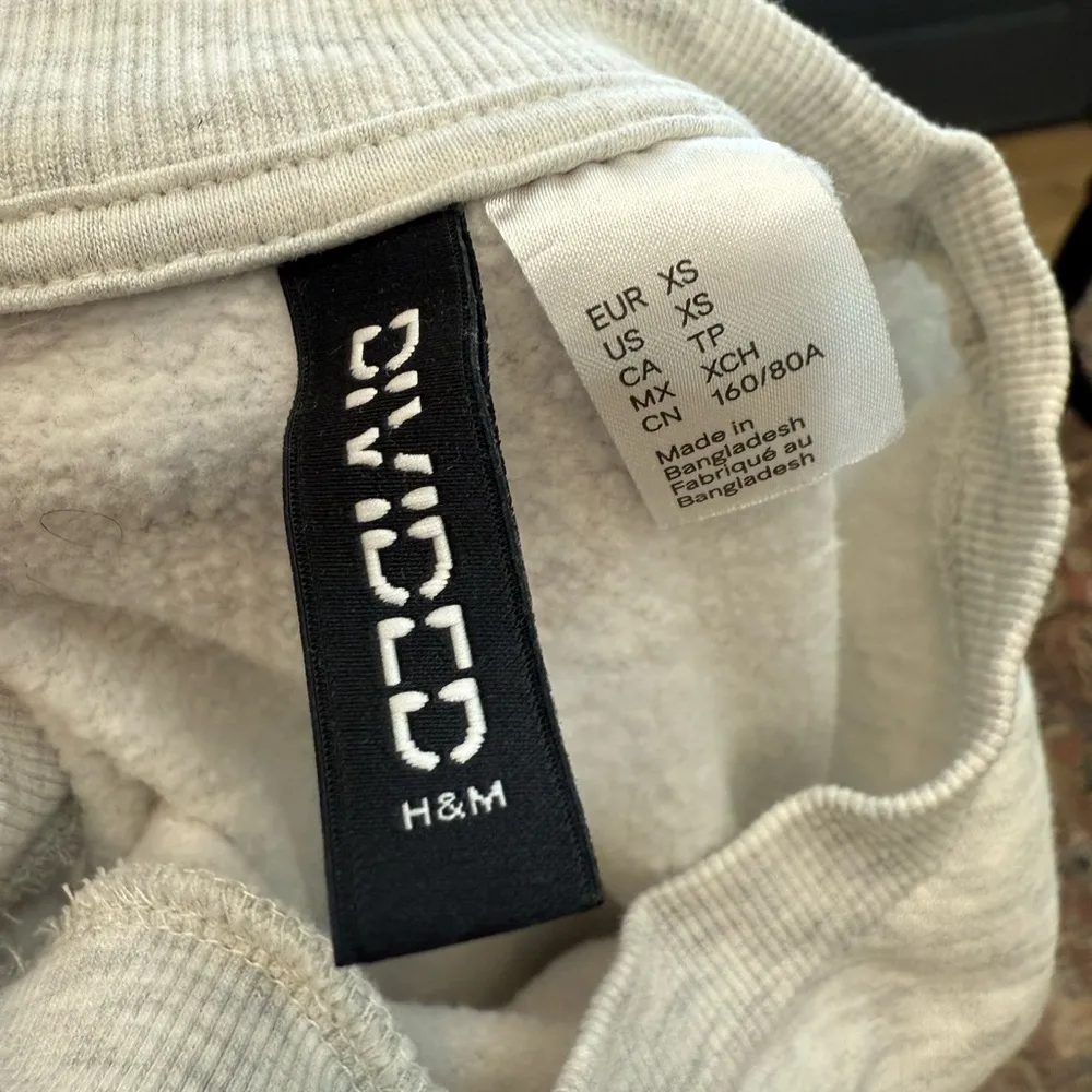 H&M Divided “Meadow Hills” Cropped Graphic Sweatshirt – XS - Image 5