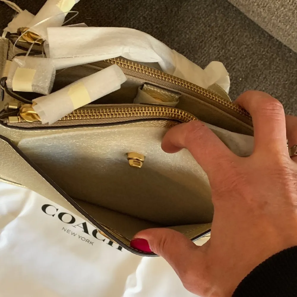 Authentic COACH 1941 Pebbled metallic gold leather 2 zip/Snap/Turnlock Crossbody - Image 8