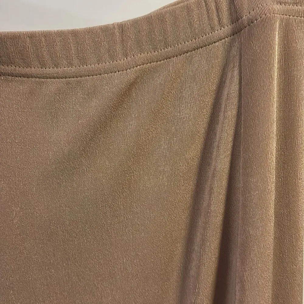 DAMART BRAND GOLD LONG MAXI SKIRT
POLY AND ELASTANE ELASTIC WAIST 19”
GREAT FLOW Size undefined - Image 2