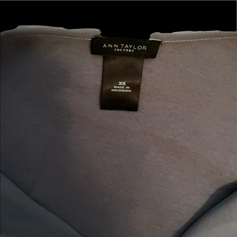 Ann Taylor Gray Long Sleeve V-Neck Pull On Silver Button Sleeve Blouse Size XS - Image 7