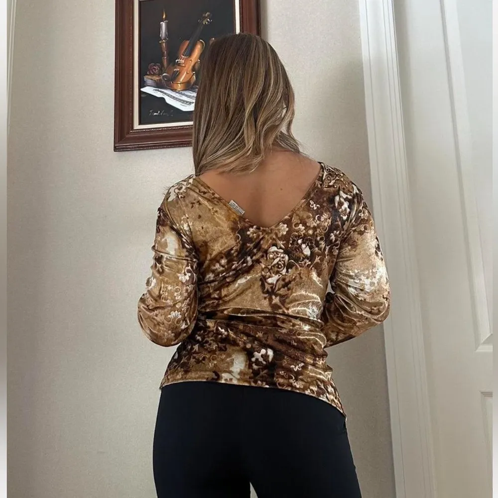 Nine West velvet brown pattern top with cool scoop - Image 3