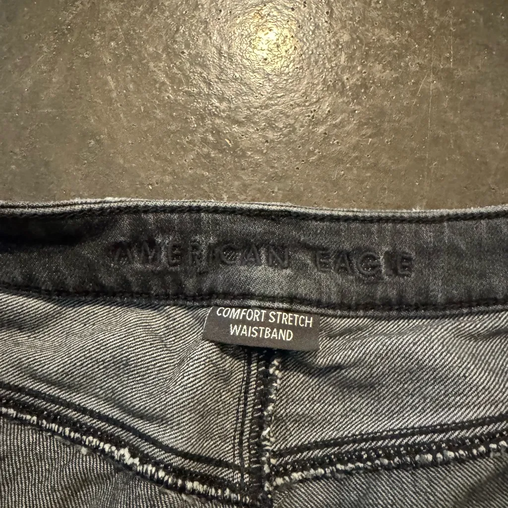 American Eagle Women's Black Denim Relaxed Mom Shorts - Image 4