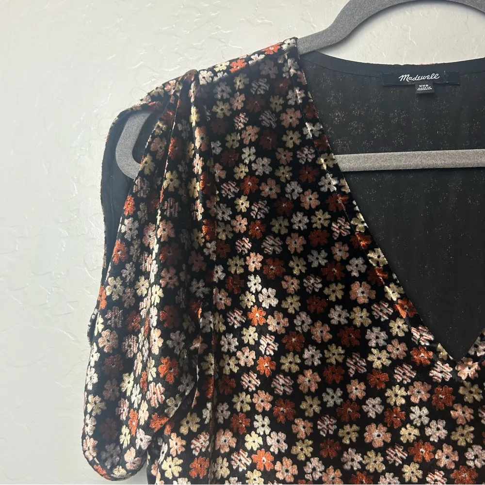 Madewell velvet tulip-sleeve ruffle top in petite blooms true black size xxs - Image 4