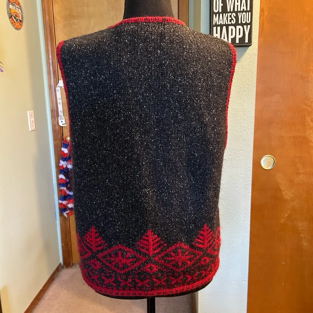 Nomadic Traders gray and red zip up vest snowflake winter stitching size L Size L - Image 3