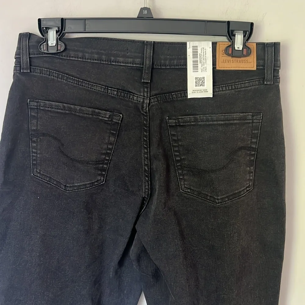 Levi’s NWT black denim distressed super stretch 90s mom jeans gold series, sz 8 - Image 8