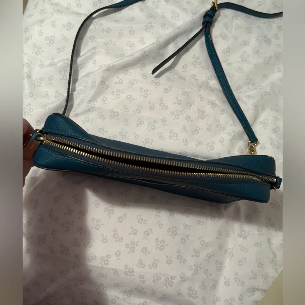 Michael Kors Jet Set Chain Strap crossbody with gold detail and zipper - Image 3