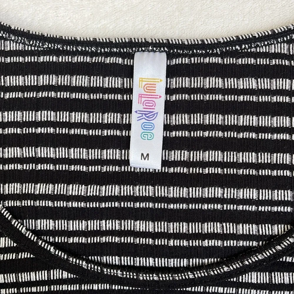 LuLaRoe Women’s Short Sleeve Top Size Medium - Image 5