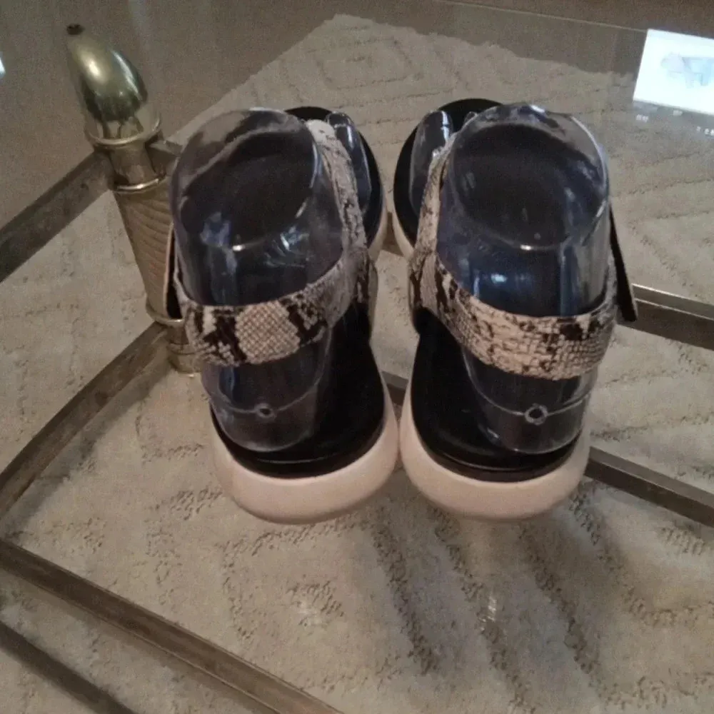 Naturalizer women's Lincoln Sandals croc print size 7.5M women - Image 3