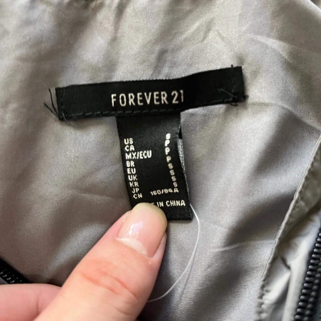 Forever 21 Silver Windbreaker Jacket Women’s Small Lightweight Hooded Full Zip - Image 15