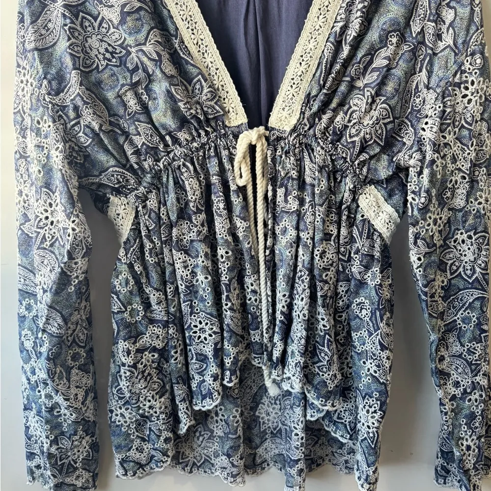 Free People Anissa Bed Jacket Blue and White Ruffled Tie Front Blouse Size Small - Image 7