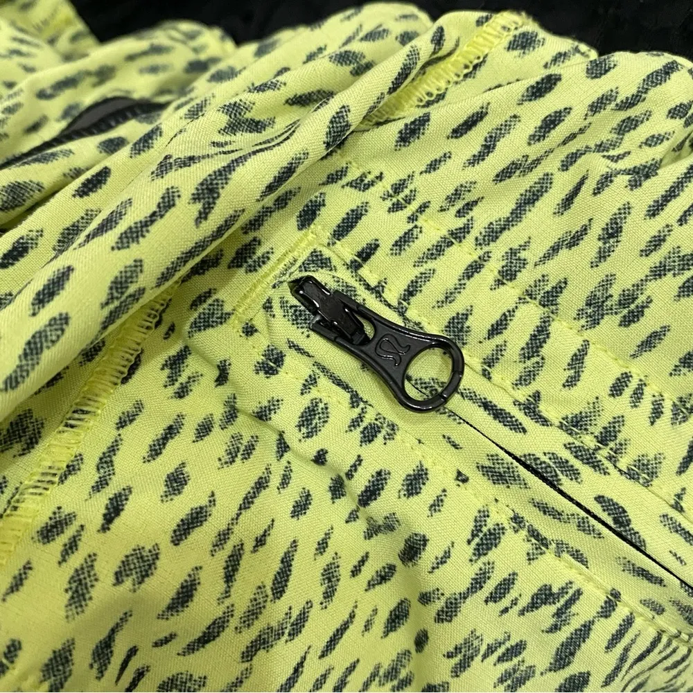 LULULEMON Athletica Hotty Hot Shorts in Dottie Dash Clarity Yellow/Black Size 6 - Image 12