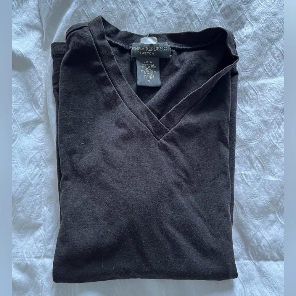 Banana Republic Black V neck T shirt - Image 6