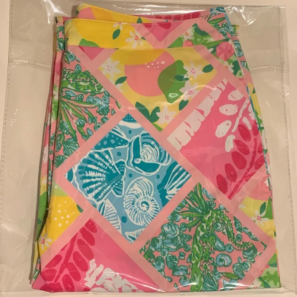 Rare  Pink Tile Patch Pattern Capris Size 4 - Image 9