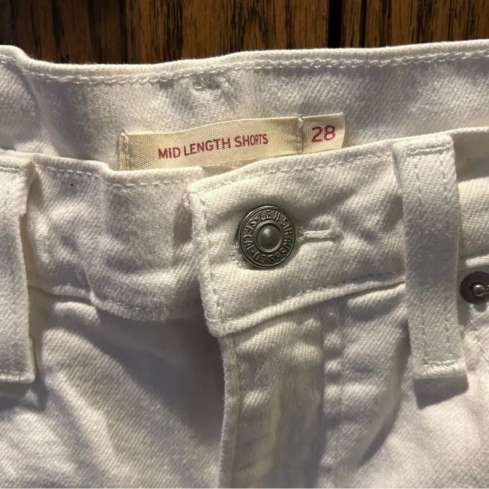 Levi’s | Mid Length White Denim Shorts | womens 28 - Image 7