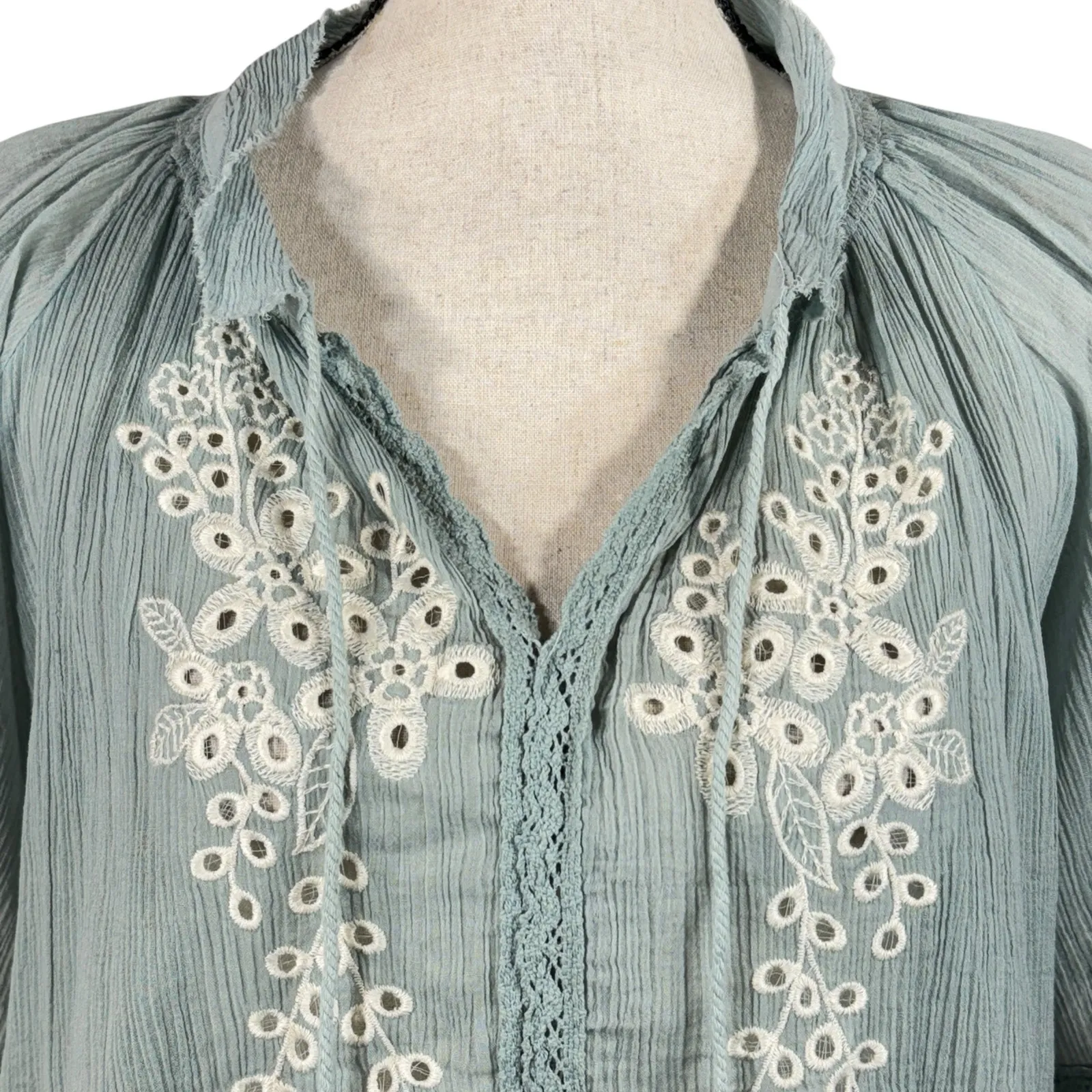 Chelsea & Theodore Medium Top Floral Eyelet Crochet Gauzy V - Image 2