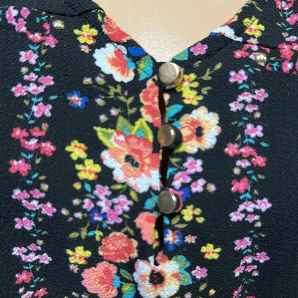 Tempted Black Floral Sleeveless Quarter Button Up Faux Pocket Top Blouse Large - Image 12