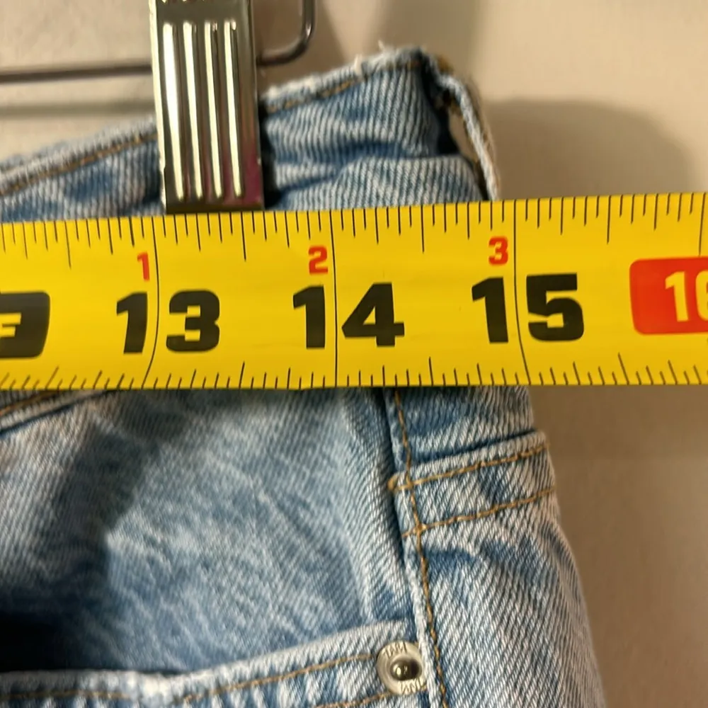 Zara straight leg distressed jean mid rise in size 8. 💯 cotton. - Image 7