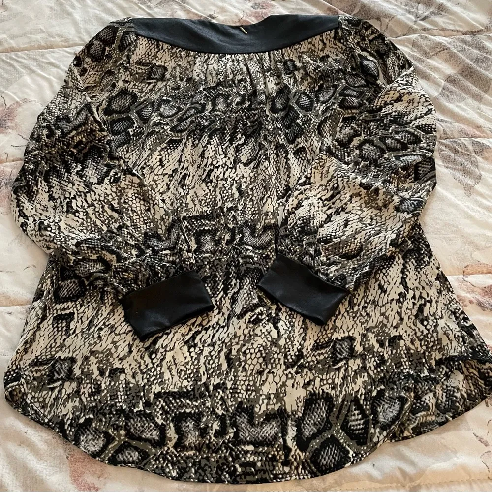 Vintage T-bags Los Angeles animal print snake long sleeve silky blouse, size S - Image 13