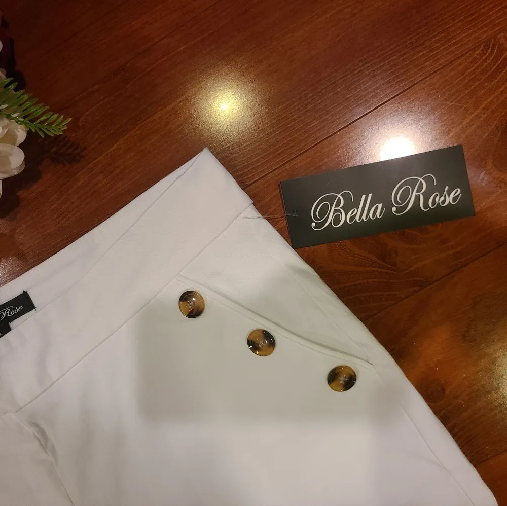 Bella Rose  White Capris Size 1X - Image 5