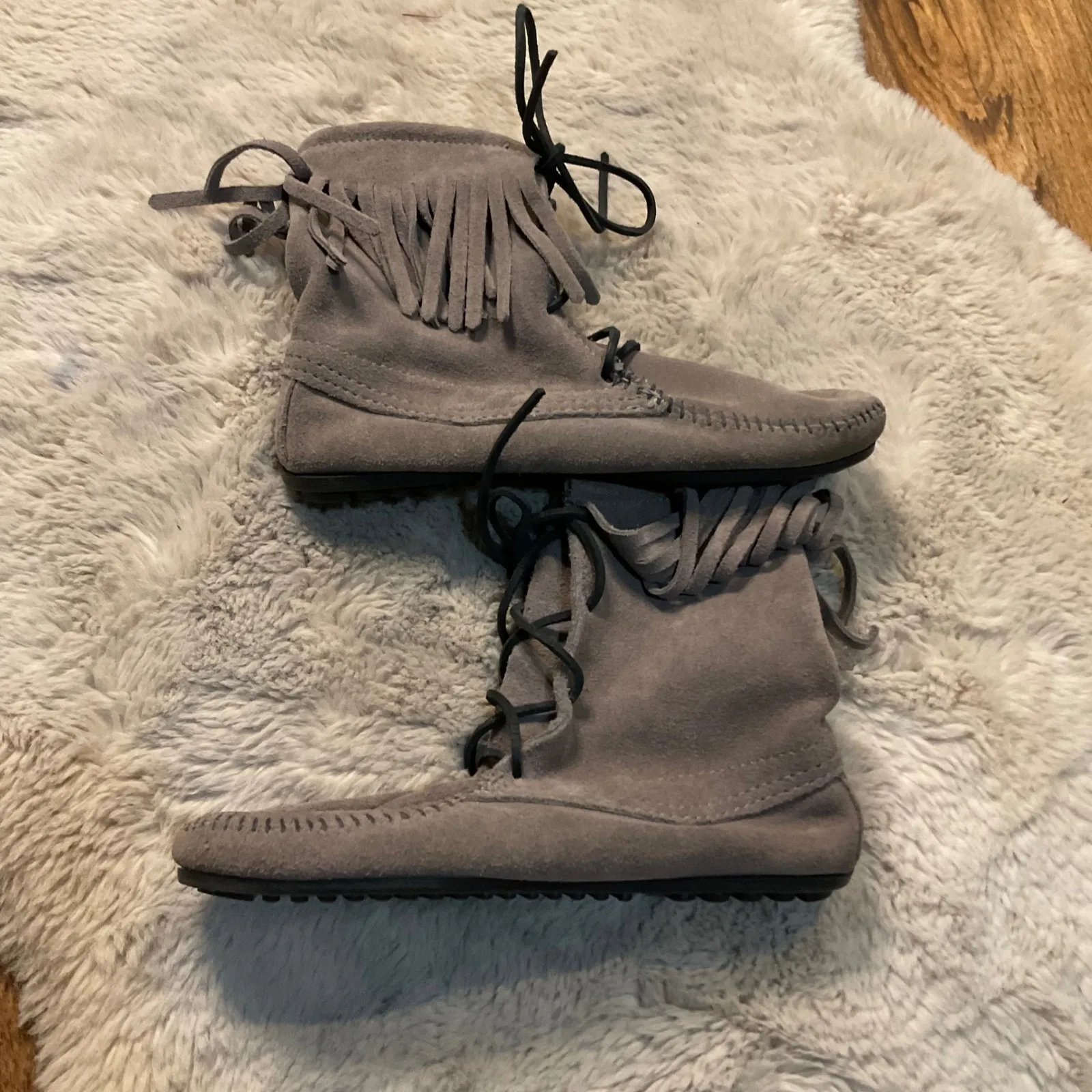 Minnetonka Tramper Ankle Lace Up Leather Moccasins Gray Size 7 Boot Fringe Comfy - Image 2