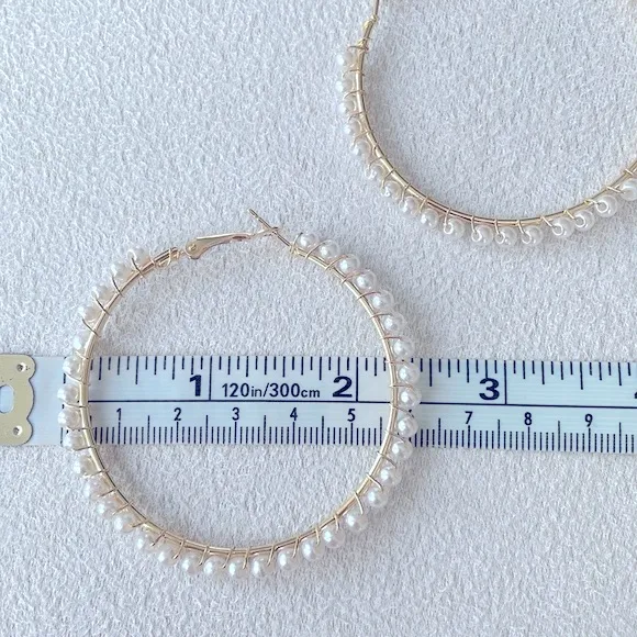 Lulus NEW Small pearls hoop earrings - Image 3