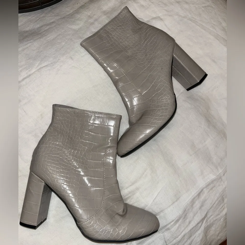 Grey Crocodile-Embossed heeled Ankle Boots size 9! Like new - Image 2