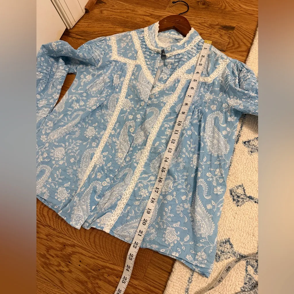 THE SHIRT BY ROCHELLE BEHRENS Blue Paisley Priya Shirt Tuckernuck Small - Image 10