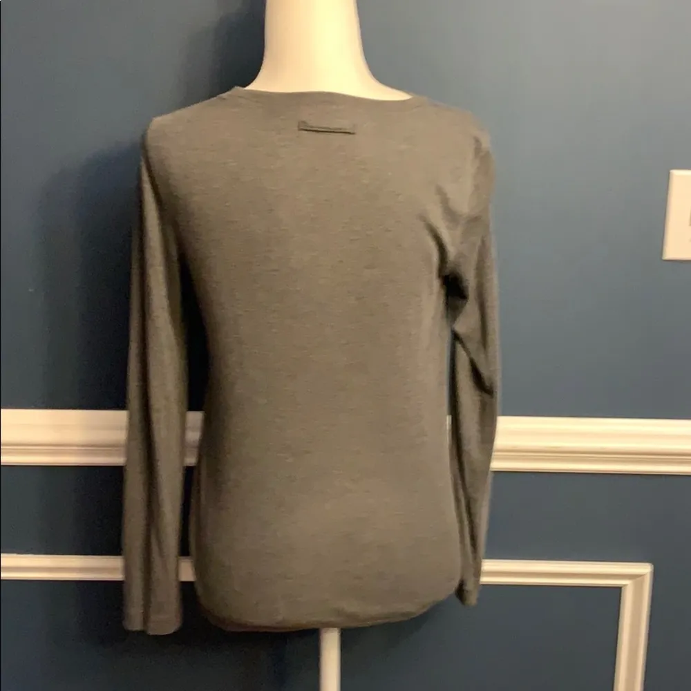 Vera Wang gray crewneck long sleeve top - Image 3