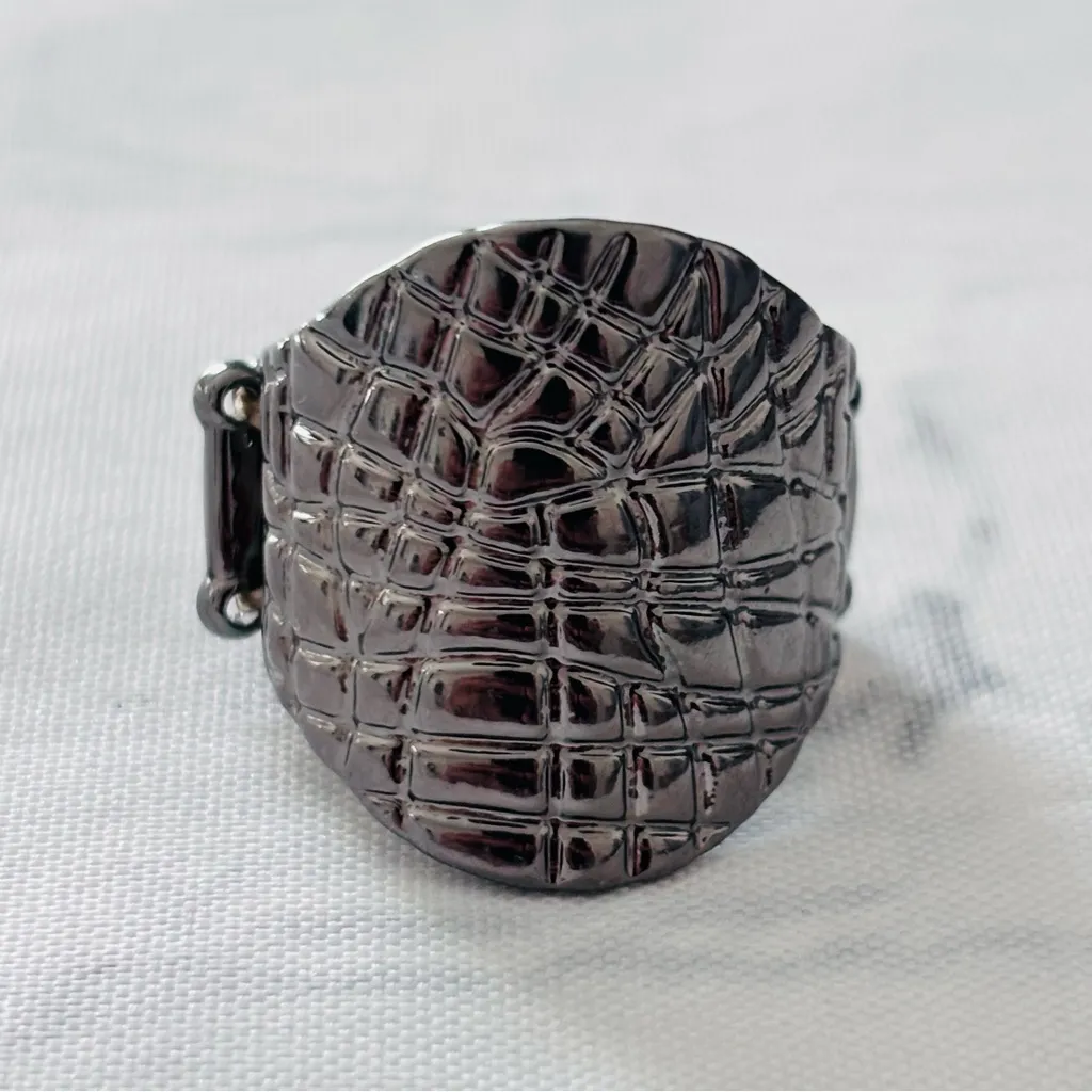 Metal Jungle black ring with a stretchy band. - Image 6