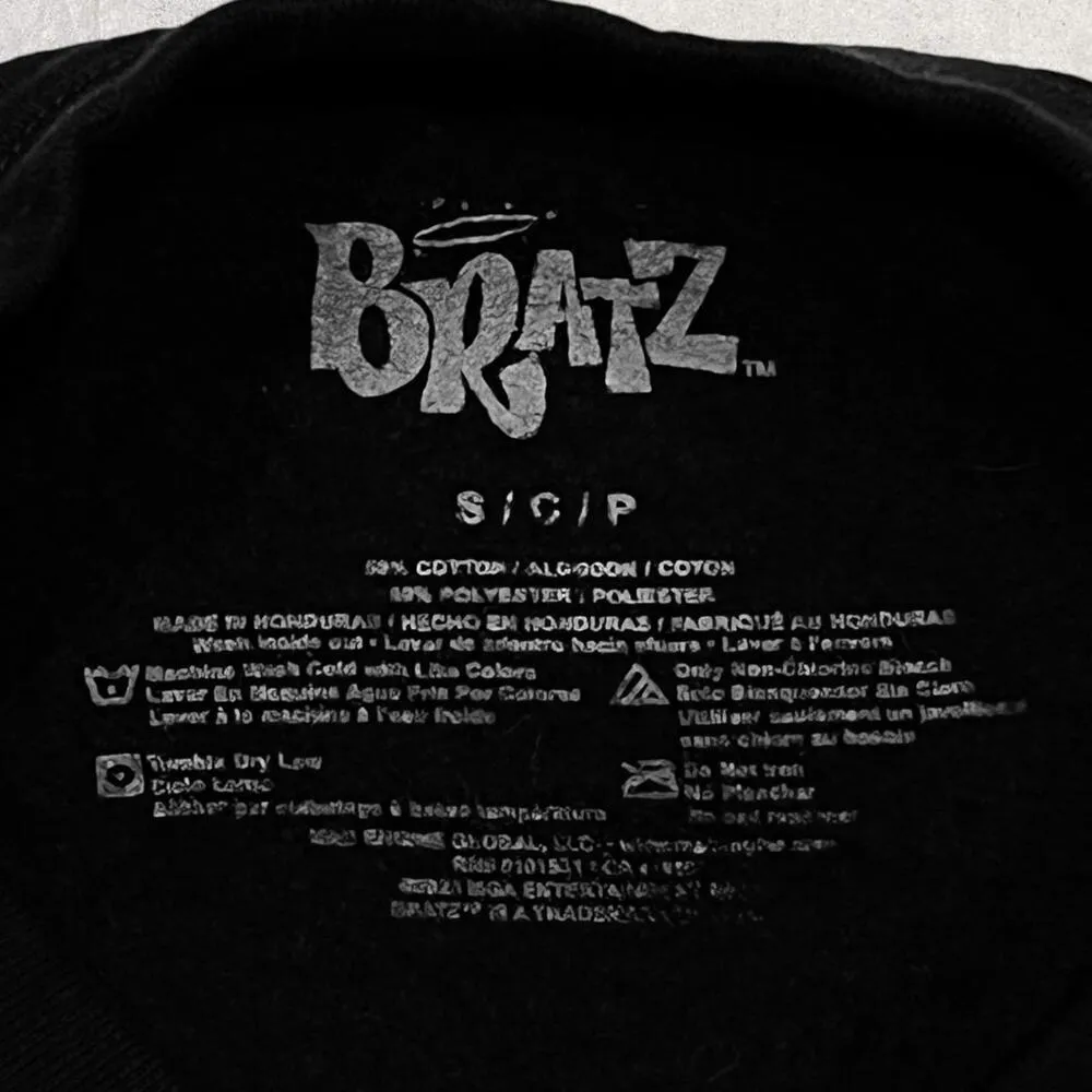 β
Bratz (Y2K) World Tour 2001 Black Graphic Crewneck Sweatshirt β
- Image 5