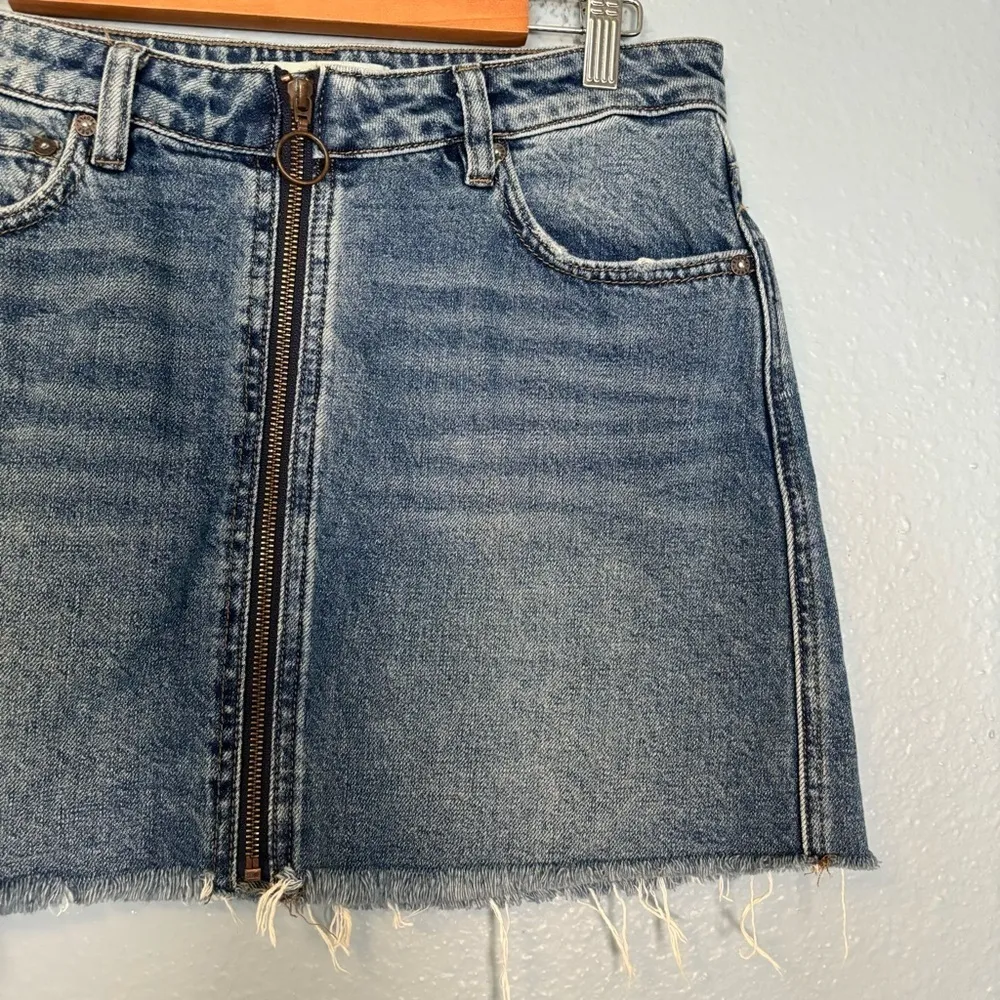 Free People We The Free Zip It Up Raw Hem Denim Mini Skirt Size‎ 27 - Image 5