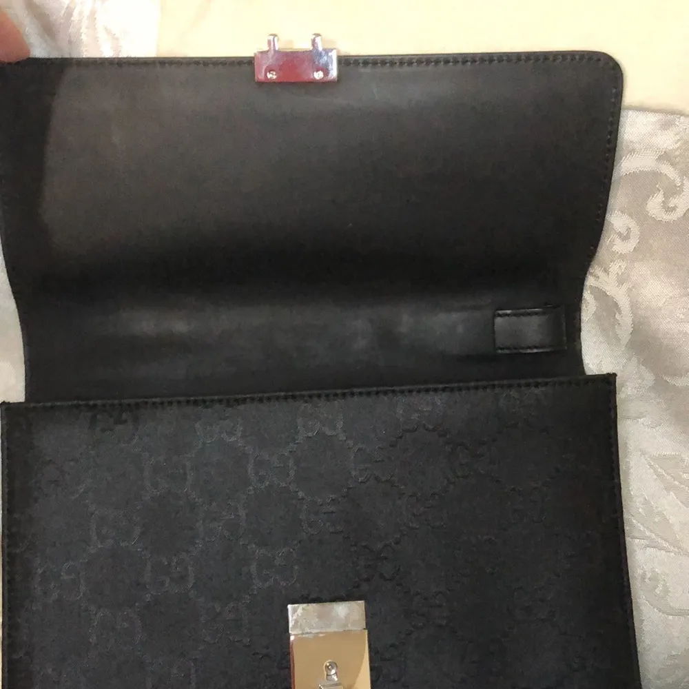 Gucci Handbag with retractable hand strap.  One owner.  Excellent condition. - Image 5
