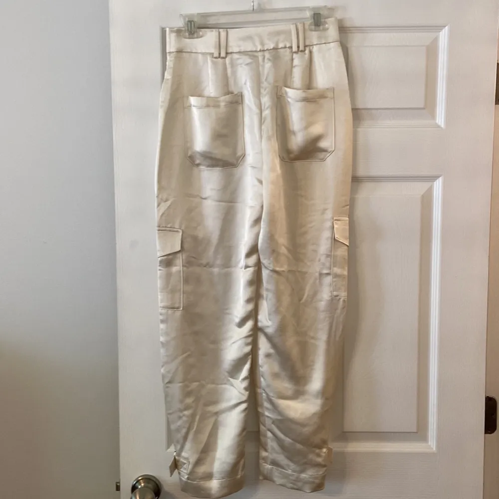 EXPRESS HIGH RISE Cream Satin Cargo Pants SIZE 2R inseam 26” see all photos - Image 6