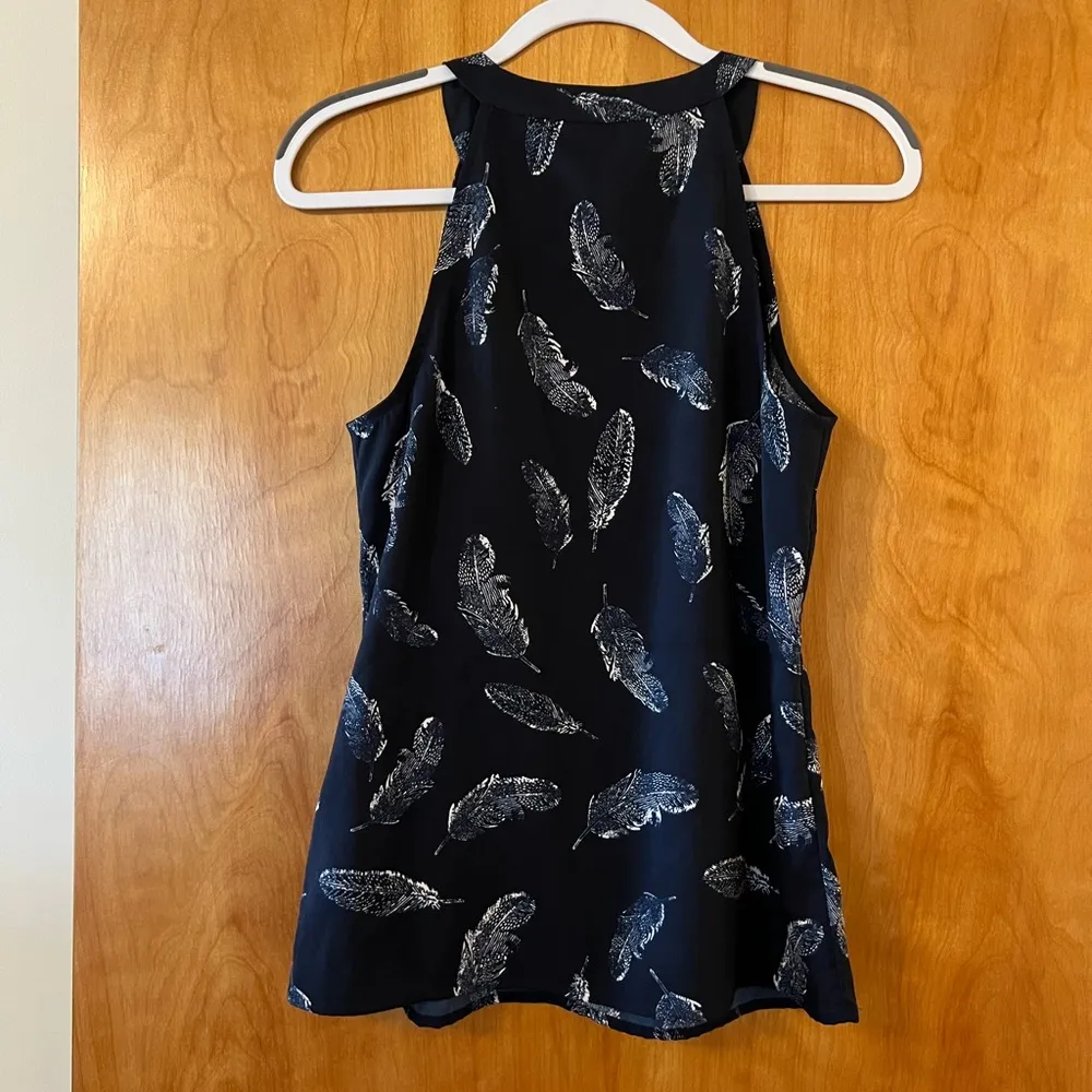 Banana Republic Navy Blue Feather Print V-Neck Polyester Top Shirt Size XS - Image 9
