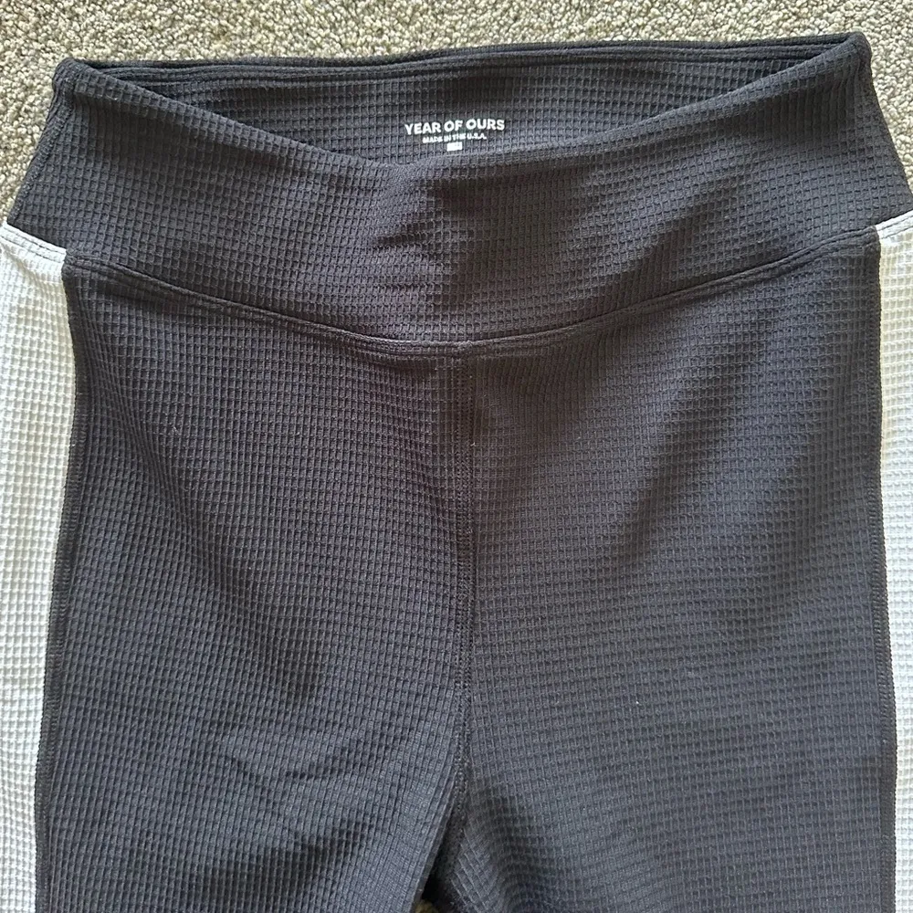 Year of Ours Black and White Waffle Knit Leggings - Image 4