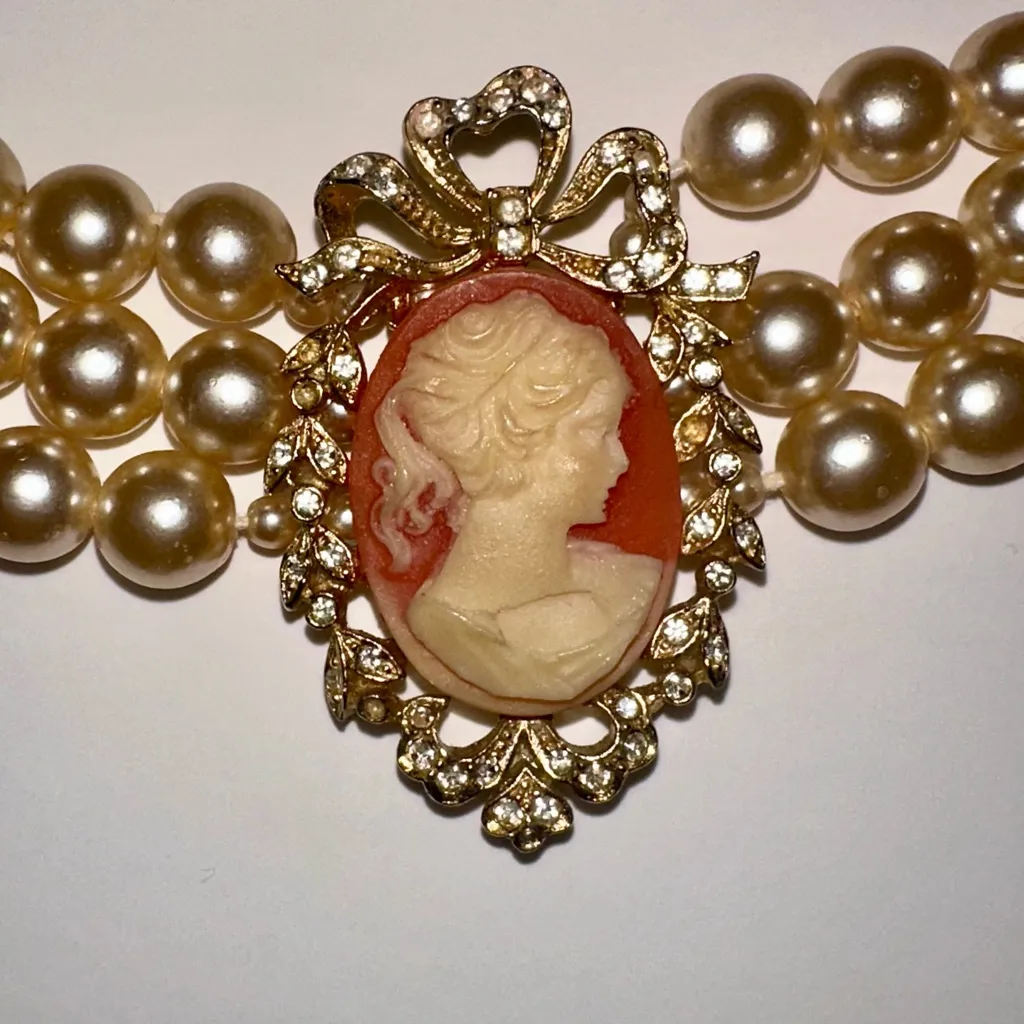 SPHINX 1960s Faux Pearl Cameo Statement Choker - Image 4