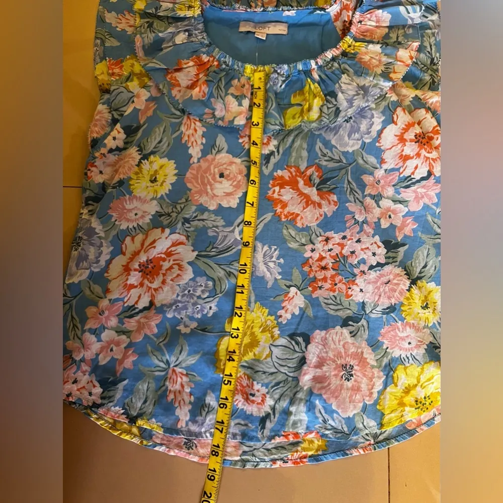 Ann Taylor Loft SHIRRED SHOULDERS Ruffle Sleeveless M Shirt Sky Blue floral XS - Image 5